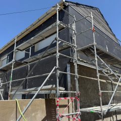 maison avec des plaques d'isolation en polystyrène