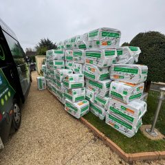 Camion MyHabitat et les sac de d'isolations en ouate de cellulose