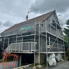 maison avec des plaques d'isolation en polystyrène en façade