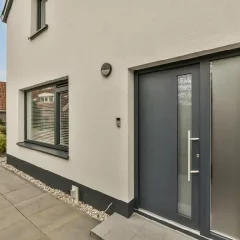 porte entrée en aluminium gris anthracite avec carreau