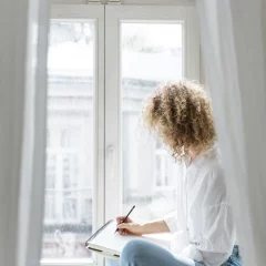 lecture devant une nouvelle fenêtre pvc blanc tout juste rénovée